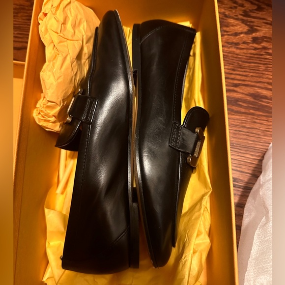 Tod’s Worn twice- too small on me :( bought at Holt Renfrew paid $1,135. - Picture 6 of 6